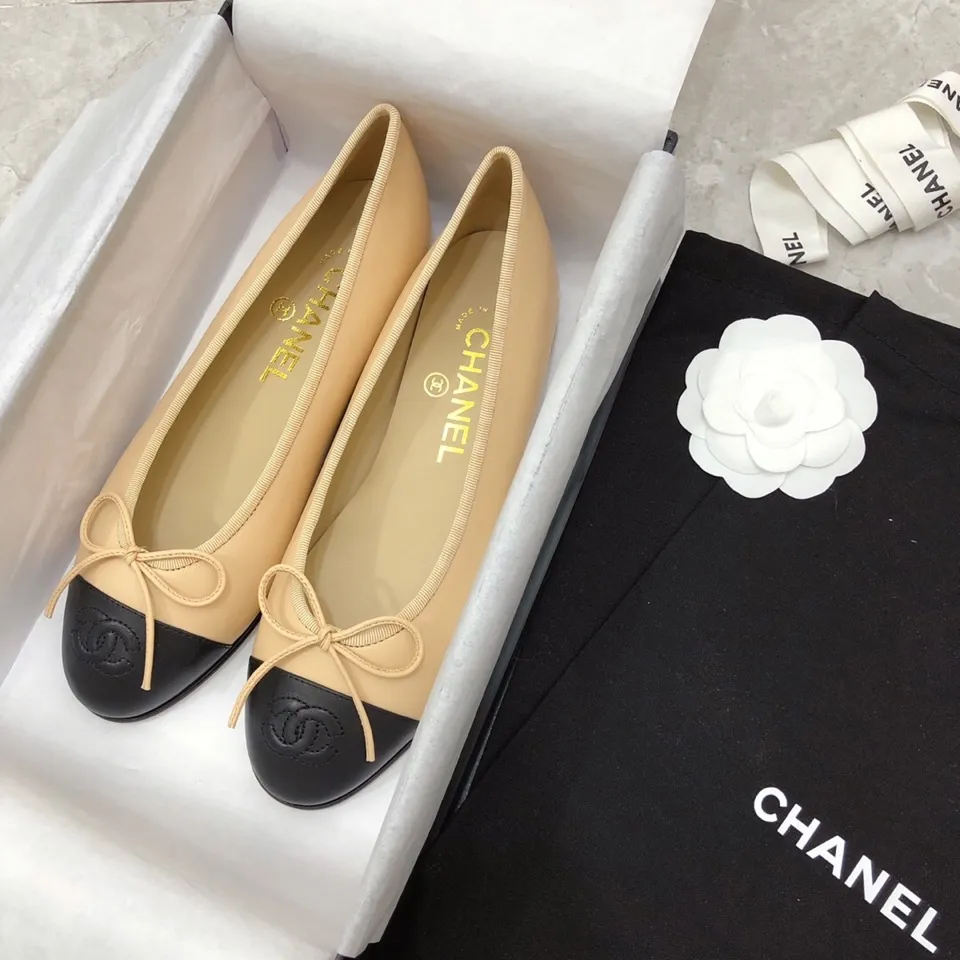 👟👟Ex-factory price 440👟👟 Chanel has been upgrading Chanel shoes ~ 2021ss top version HK overseas purchasing original cut at 1:1 Chanel Chanel Eternal Classic Bow Round Toe Ballet Shoes There are not many good quality, truly no pressure to enter and exit the counter. Regardless of the last type, leather material selection, and manufacturing process, they are all genuine craftsmanship and very sophisticated. ◾️Fabric: Mixed sheepskin imported from Italy ◾️Lining: Imported sheepskin (sweat-absorbent and soft) ◾️Sole: Italian special A-grade genuine leather sole (not ordinary thin sole in the market) ◾️Size: 35-39 [34 40 41 42 43 customization is not returnable]